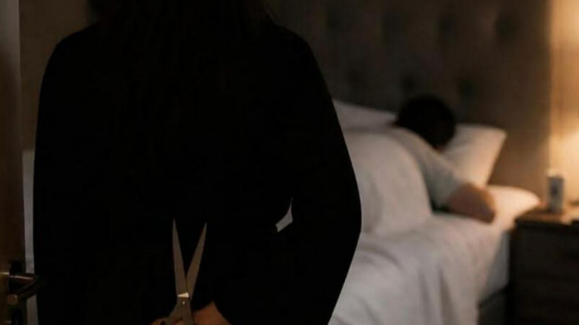 Scopre che il marito la tradisce e lo evira mentre dorme: orrore in Italia