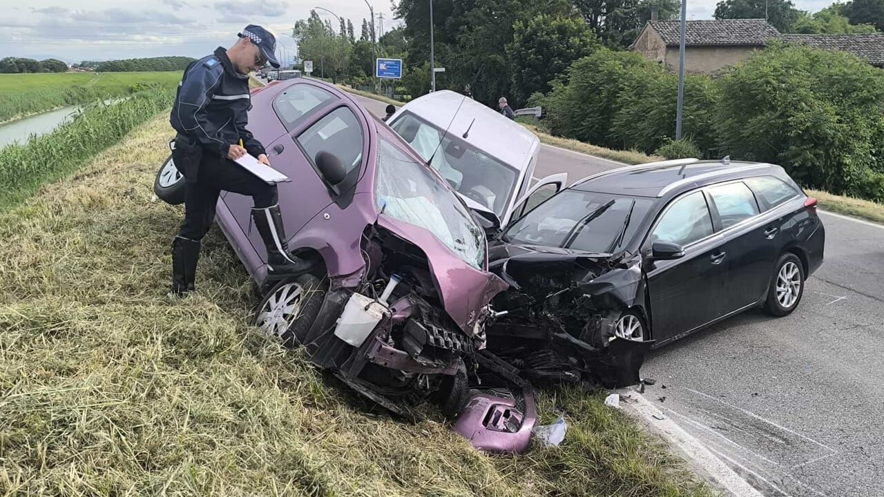 Grave sinistro stradale poco fa: tre veicoli e diverse persone coinvolte