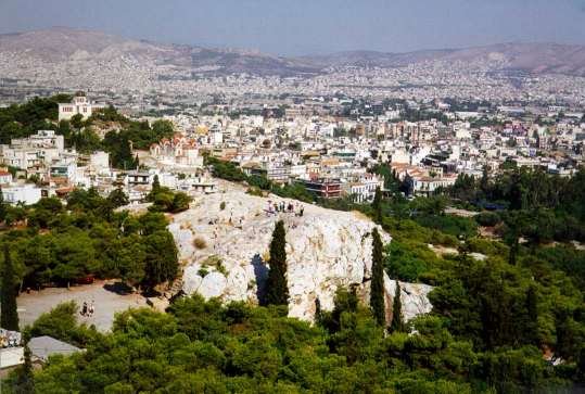 L'Areopago di Atene, collina dedicata ad Ares, particolarmente rigogliosa in primavera