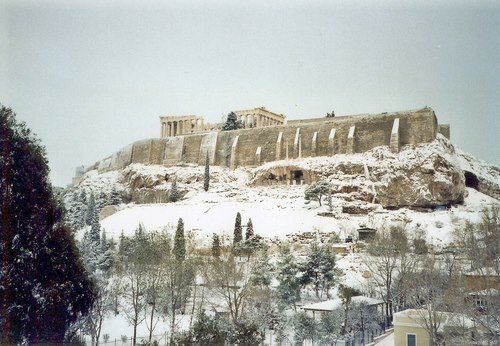 Un'immagine particolarmente insolita e suggestiva: l'Acropoli coperta dalla neve
