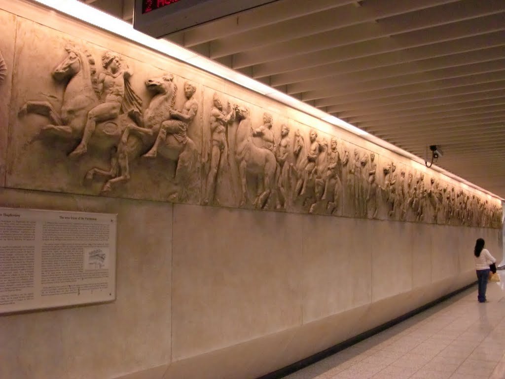 Una porzione di parete meravigliosamente decorata della stazione dell'Akropolis