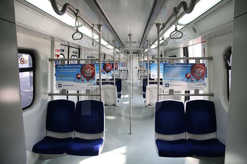 Interni di un vagone della metropolitana ateniese, oggi perfettamente modernizzata
