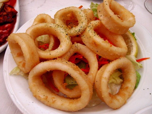 Tapas di calamari fritti