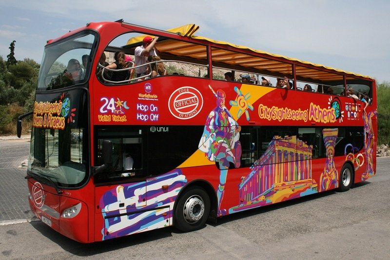 Uno dei bus turistici rossi che collegano il Pireo al centro di Atene