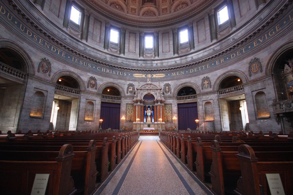 l'interno della Chiesa di marmo