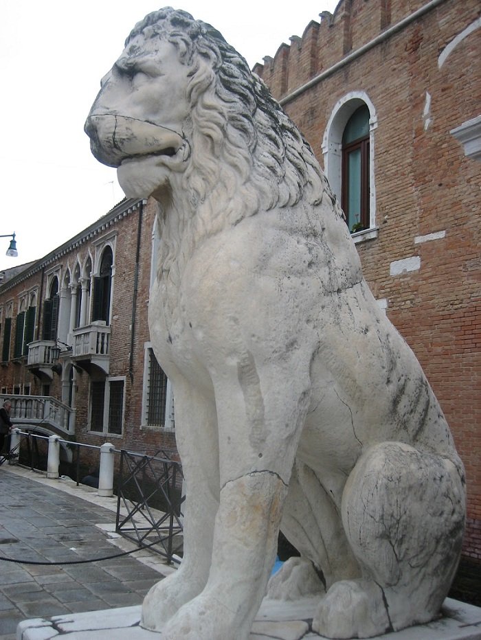 La statua di leone trafugata da Morosini