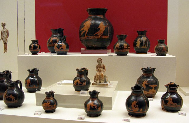 Alcuni degli innumerevoli reperti in ceramica esposti nel museo