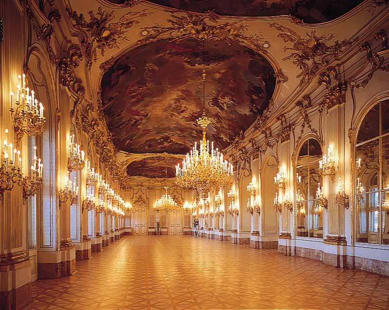 Un sontuoso salone all'interno di  Schönbrunn