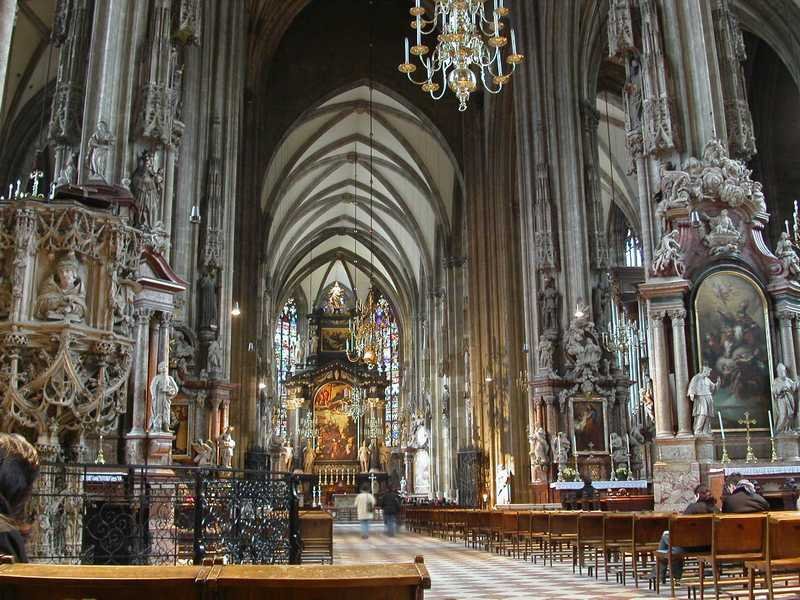 I ricchi interni del Duomo di Santo Stefano