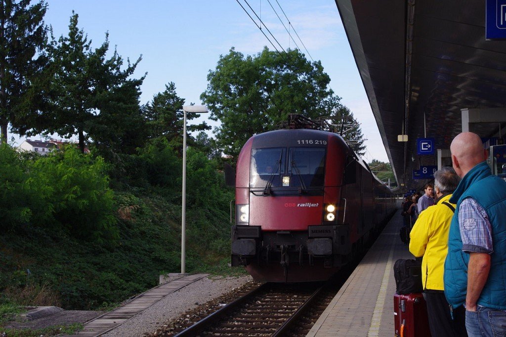 Treno in arrivo alla stazione ferroviaria di Vienna Meidling