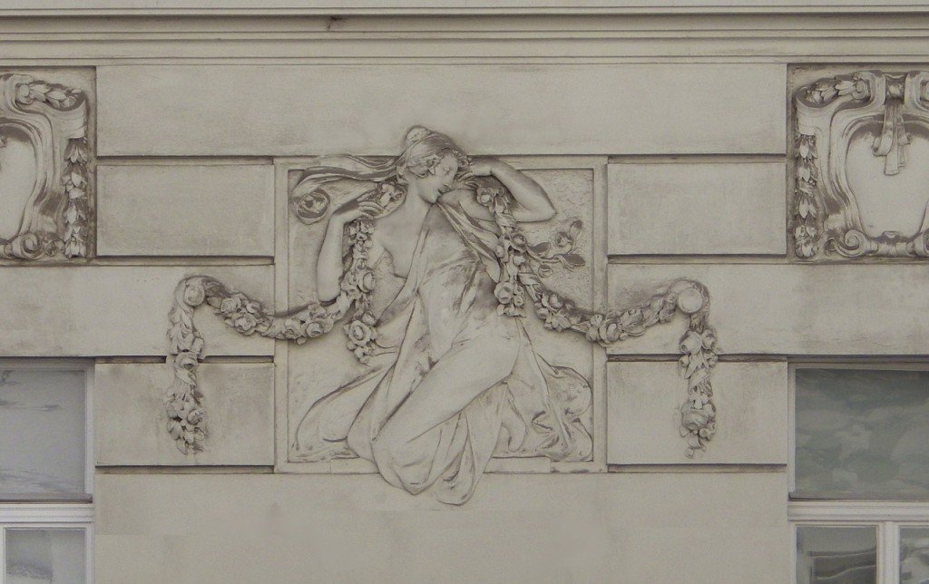 Particolare di fregio art noveu in un palazzo viennese