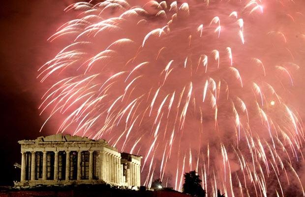 Una pioggia di luci e colori investe il Partenone durante il Capodanno ad Atene
