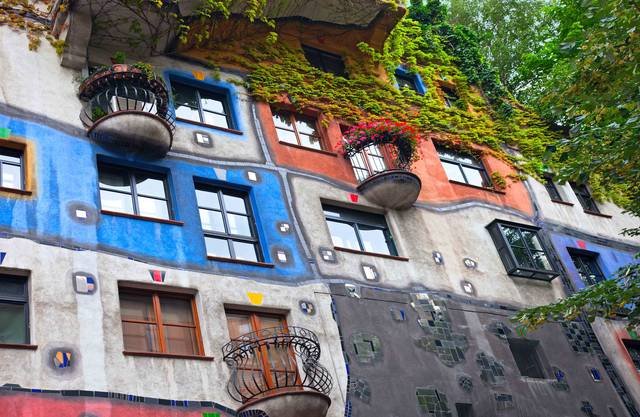 Particolare dell'eccentrica e coloratissima casa di Hundertwasser