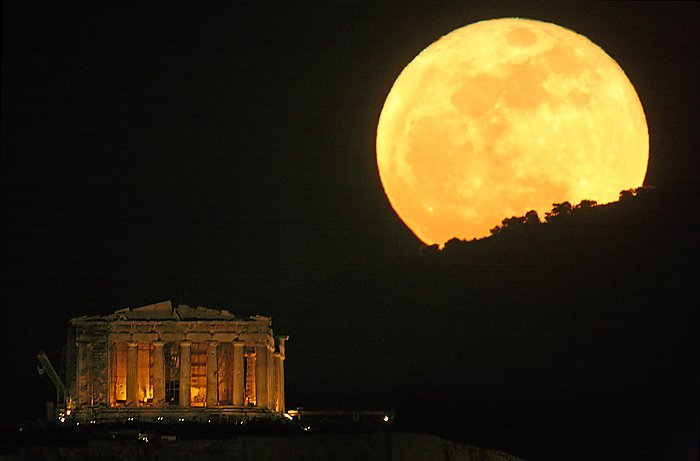 Un'evocativa fotografia del Partenone, con una splendida luna piena sullo sfondo