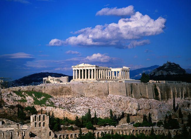 Il Partenone, il più famoso reperto di tutta la Grecia, dedicato proprio ad Atena, dea protettrice della città.