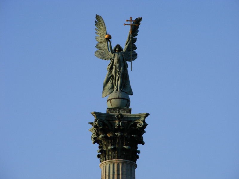 statua-arcangelo-gabriele-budapest