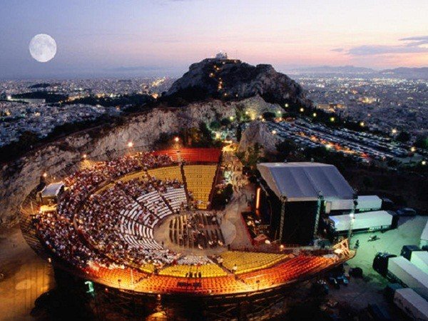 Il Teatro del Licabetto, in estate ospita alcuni dei più grandi concerti di Atene, e vi si esibiscono anche artisti internazionali
