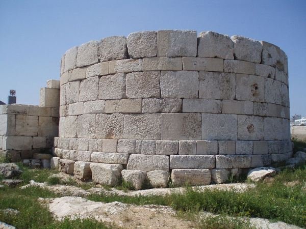 Una porta delle Lunghe Mura che, un tempo, difendevano il Pireo
