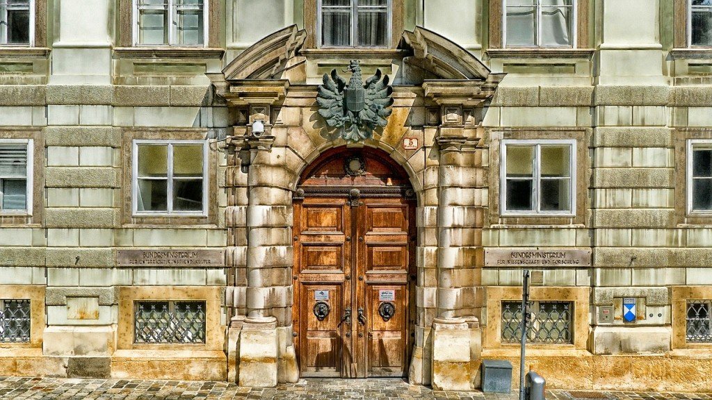 L'entrata di un palazzo storico 