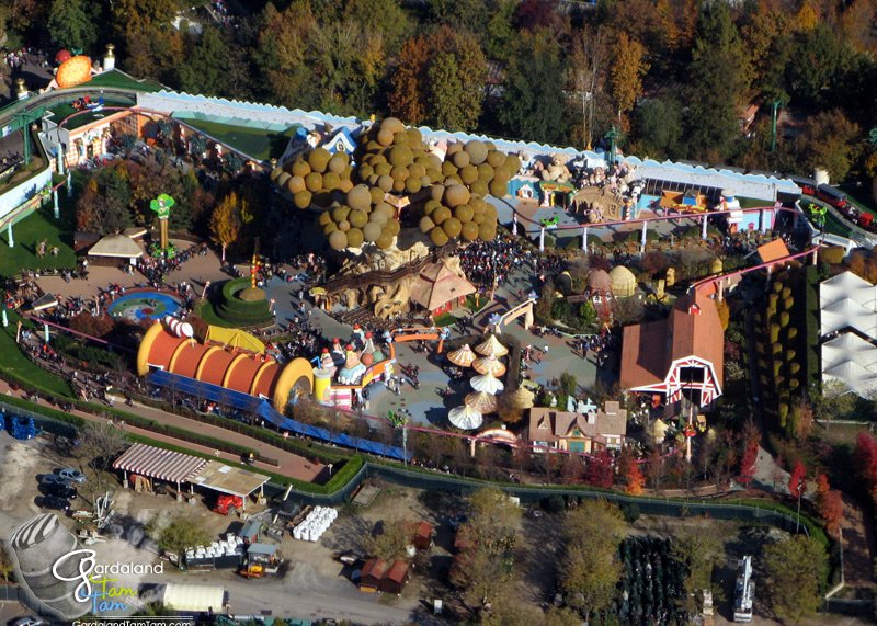 Una veduta aerea del parco divertimenti di Gardaland