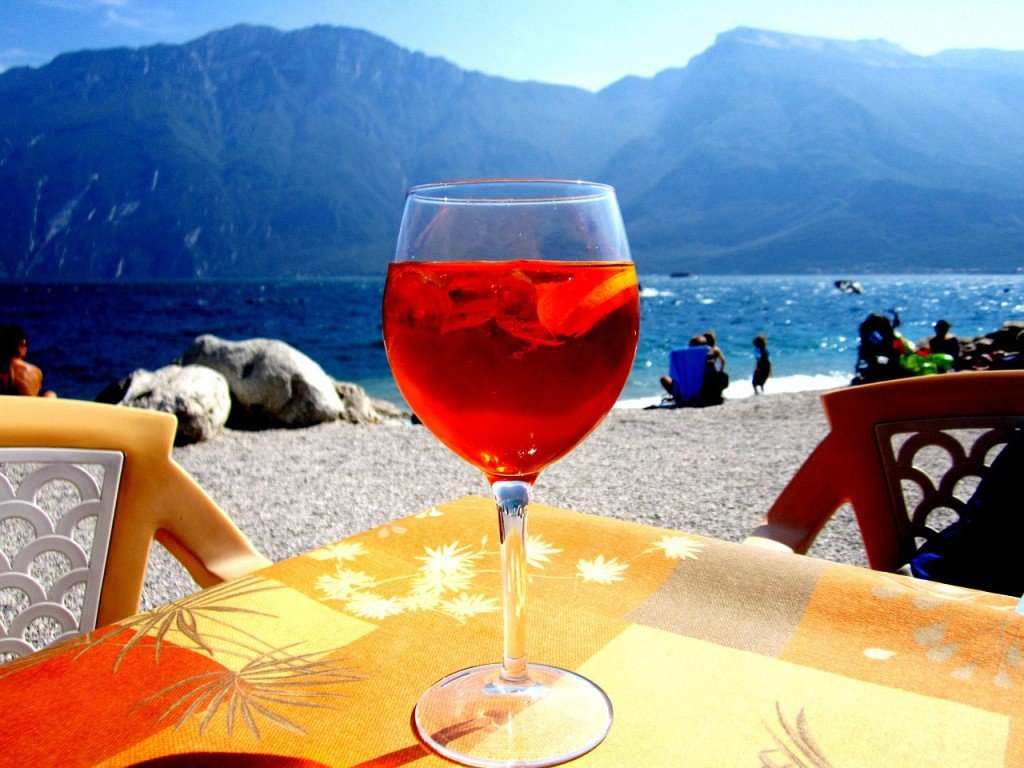 Un aperitivo sul lago di Garda per gustarsi la natura in pieno relax