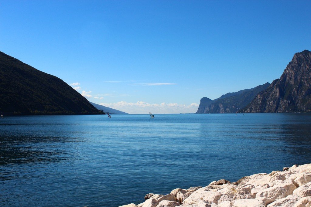 Distesa d'acqua del lago di Garda