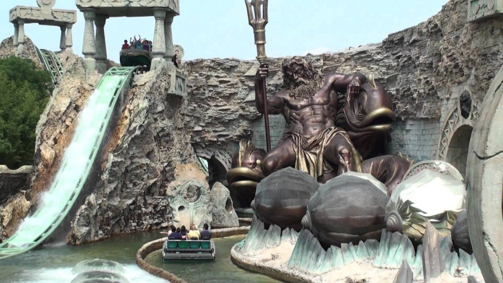 La scenografia dell'attrazione Fuga da Atlantide, con la statua di Nettuno 
