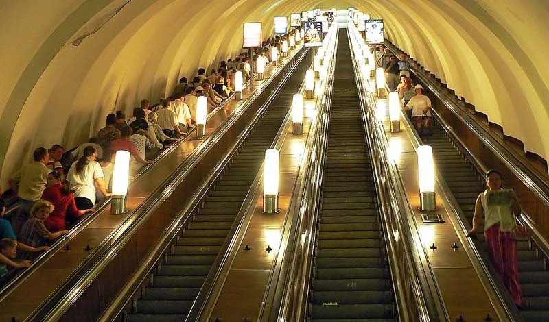 Nel traffico della metro, la luce vi attende in cima alle scale...mobili. Ma anche il sotterraneo è ben illuminato