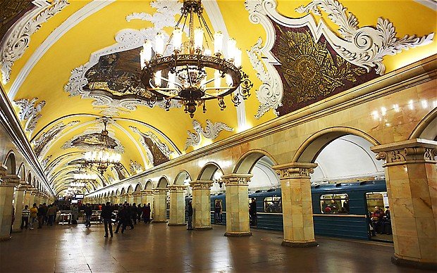 Una delle splendide stazioni della metro di Mosca