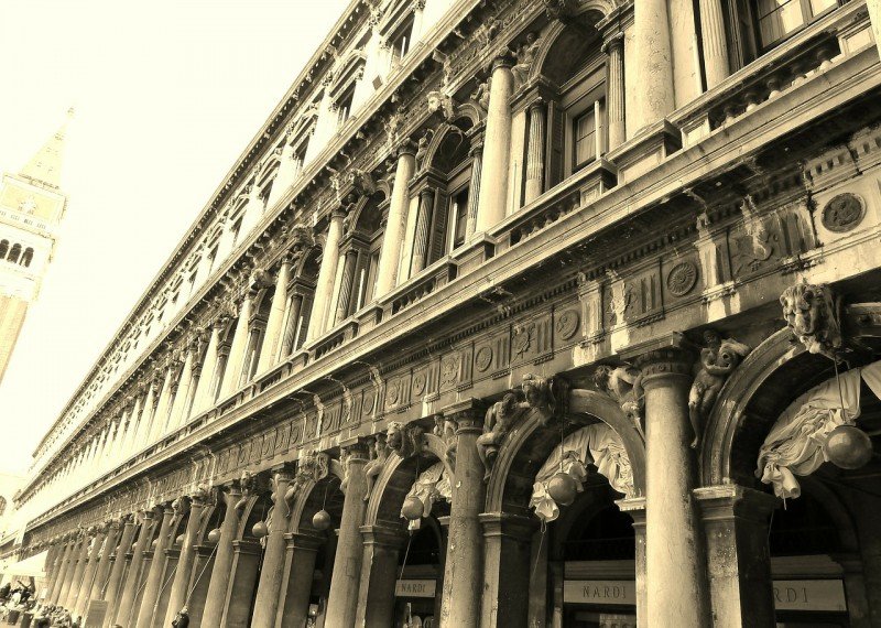 palazzo ducale colonne bianco e nero