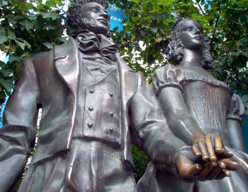 La statua in Via Arbat che raffigura insieme Pushkin e consorte