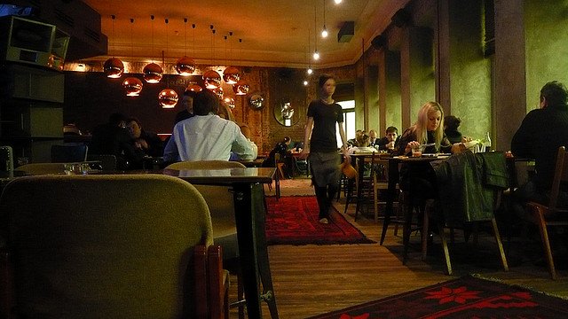 Il Solyanka, fino a mezzanotte, è un tipico cafè-bar in cui potrete mangiare, anche a prezzi modici. Poi...