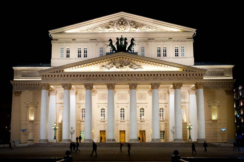 La visione notturna del Teatro Bolshoi, lo spettacolo inizia già dal primo impatto