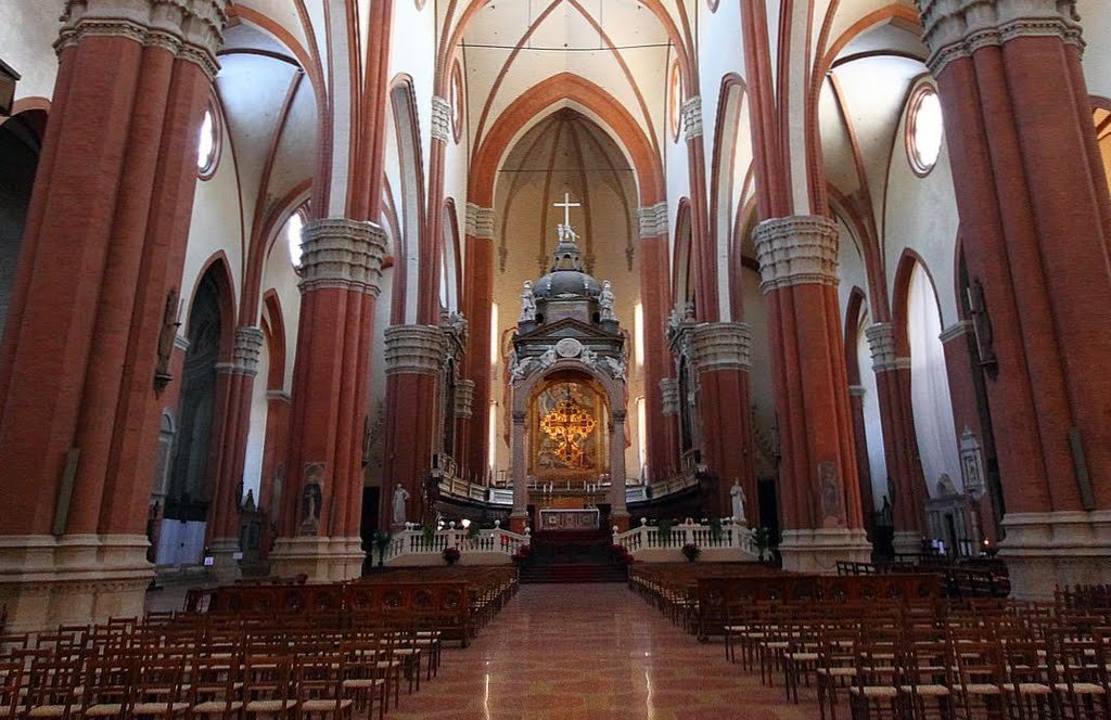 Gli interni della Basilica di San Petronio