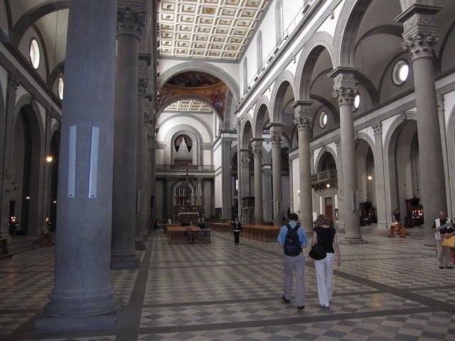 interno della basilica di San Lorenzo