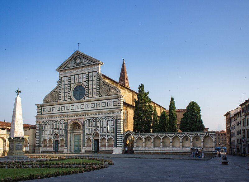 La chiesa presenta un forte stile romanico con una pesantissima presenza di marmi bianchi e verdi con bellissimi disegni geometrici.