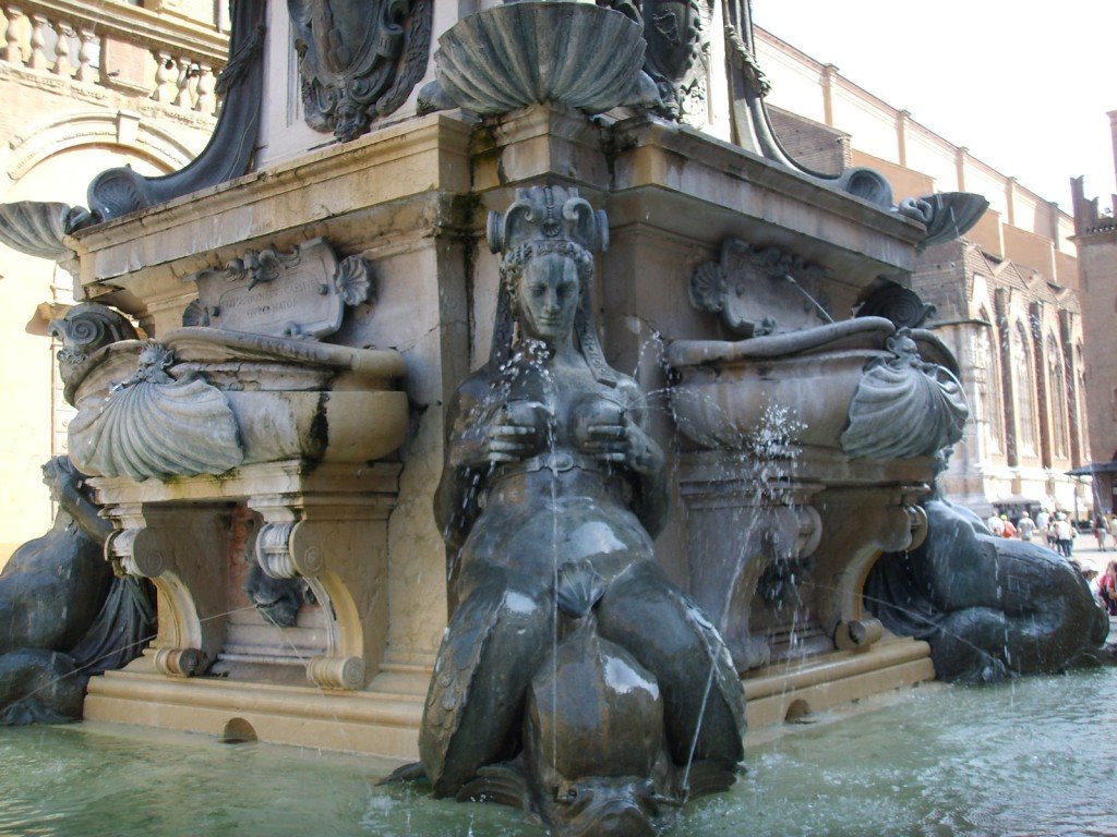 Gli spruzzi d'acqua sgorgano dai seni di una delle ninfe della fontana