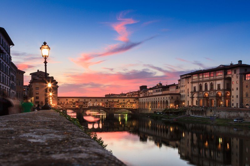 La città di Firenze presenta una ricca storia che parte dalla preistoria fino ai giorni nostri in maniera sempre fervida ed attiva.