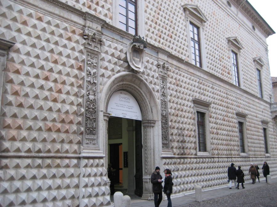 La facciata del Palazzo dei Diamanti