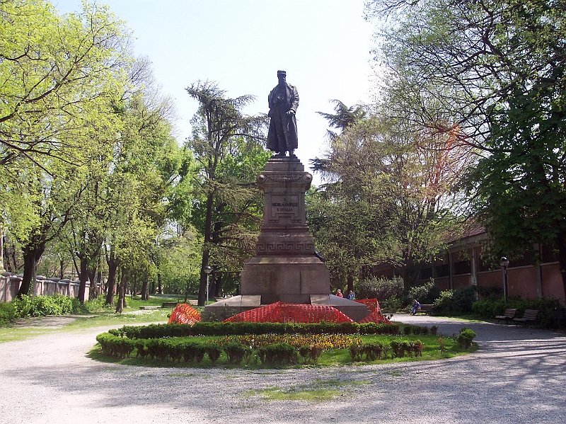 Il monumento al generale Nicola Fabrizi nel Parco Ducale Estense