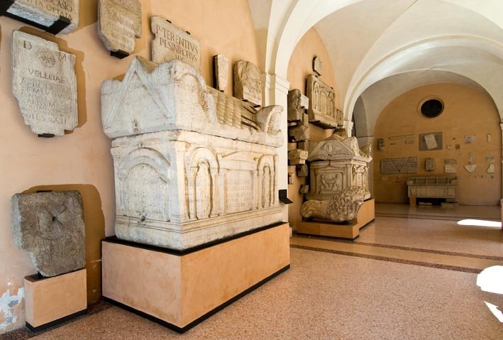 Una sezione del Museo Lapidario Estense