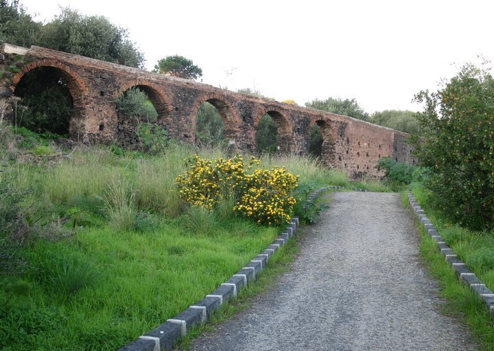 Le arcate di pietra che si possono ammirare all'interno del Parco Gioeni