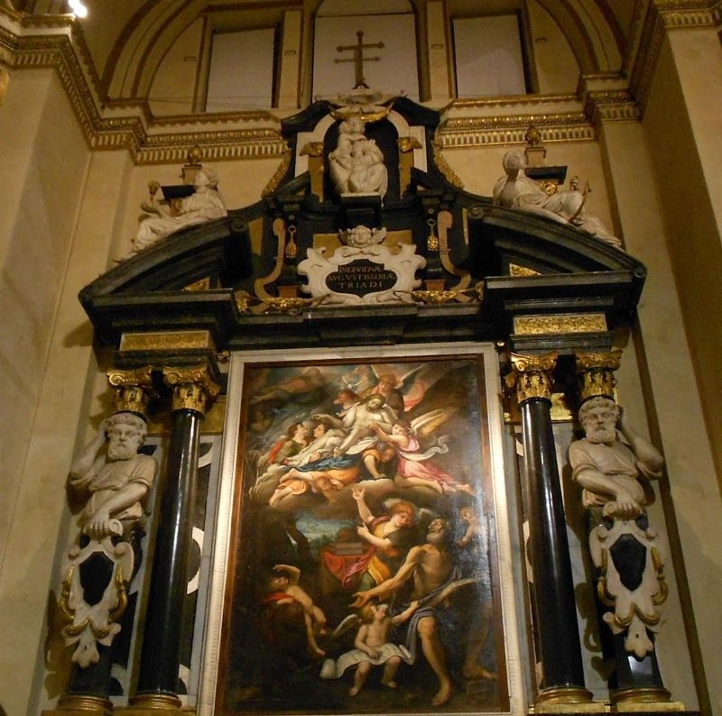 Un altare situato all'interno della basilica