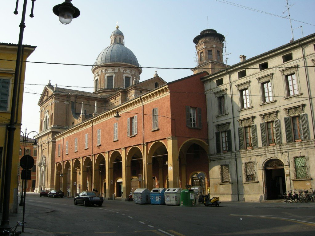 La basilica della Ghiara vista dalla strada