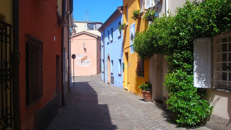Una via del borgo, con le sue case dipinte dei colori più sgargianti: una costante per le abitazioni dei pescatori