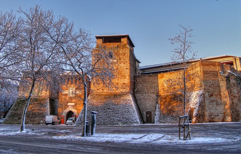 Castel Sismondo decorato dal nevischio, in pieno inverno