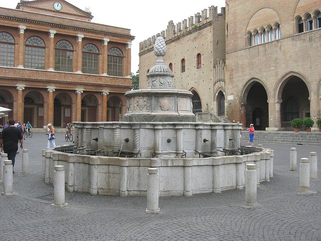 La fontana della Pigna in piazza Cavour