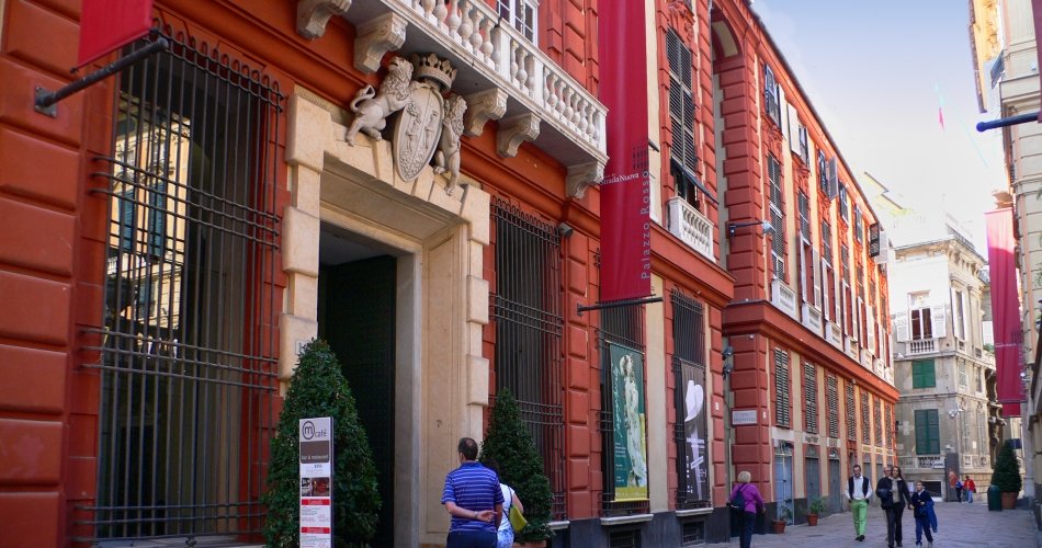 La bellissima facciata del Palazzo Rosso, sede assieme ad altri dei Musei di Strada Nuova