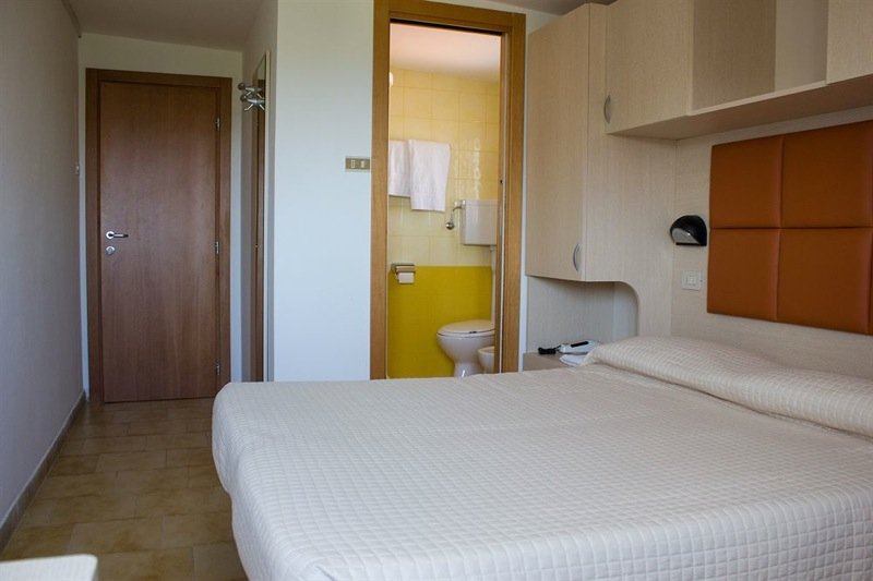 Una camera dell'hotel Stresa a Rimini