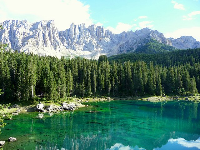 I mille colori del lago di Carezza, che fa da suggestivo specchio delle Dolomiti circostanti
